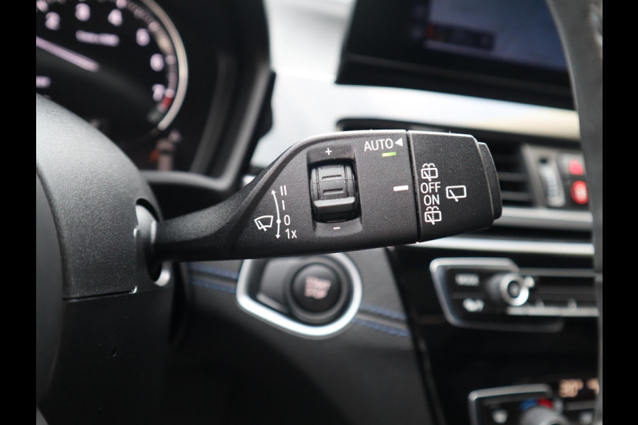BMW X1 xDrive25e High Executive M Sport Pakket Automaat / Panoramadak / Trekhaak / Shadow Line / LED / Head-up Display / Sportstoelen / 19 Inch / Leder / Parkeersensoren voor+achter / Stoelverwarming / Harman Kardon / Achteruitrijcamera / Stuurwielverwarming / Extra Getint Glas