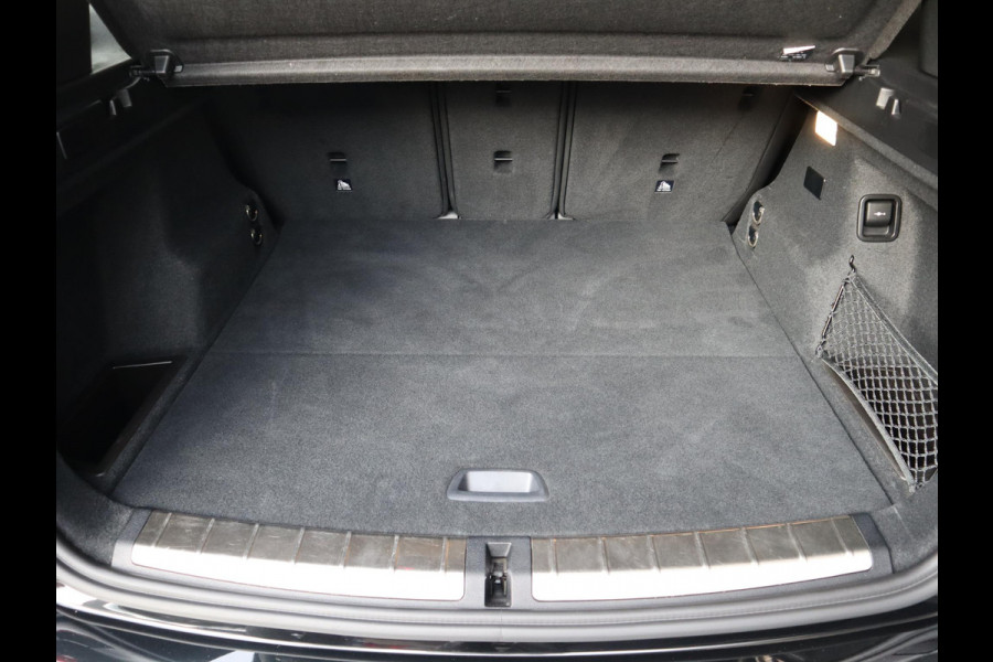 BMW X1 xDrive25e High Executive M Sport Pakket Automaat / Panoramadak / Trekhaak / Shadow Line / LED / Head-up Display / Sportstoelen / 19 Inch / Leder / Parkeersensoren voor+achter / Stoelverwarming / Harman Kardon / Achteruitrijcamera / Stuurwielverwarming / Extra Getint Glas