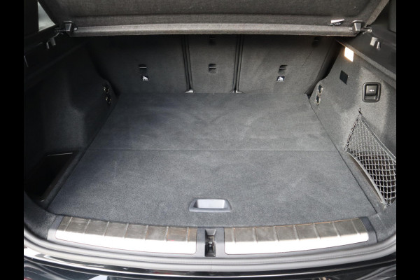 BMW X1 xDrive25e High Executive M Sport Pakket Automaat / Panoramadak / Trekhaak / Shadow Line / LED / Head-up Display / Sportstoelen / 19 Inch / Leder / Parkeersensoren voor+achter / Stoelverwarming / Harman Kardon / Achteruitrijcamera / Stuurwielverwarming / Extra Getint Glas