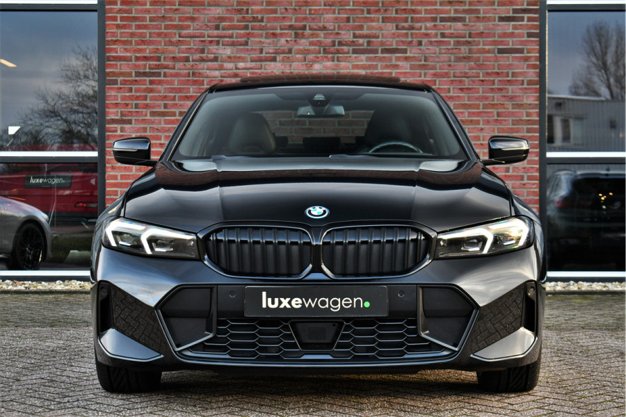 BMW 3-serie 330e xDrive M-Sport Pro Pano M-zetels ACC HUD 19inch El-klep