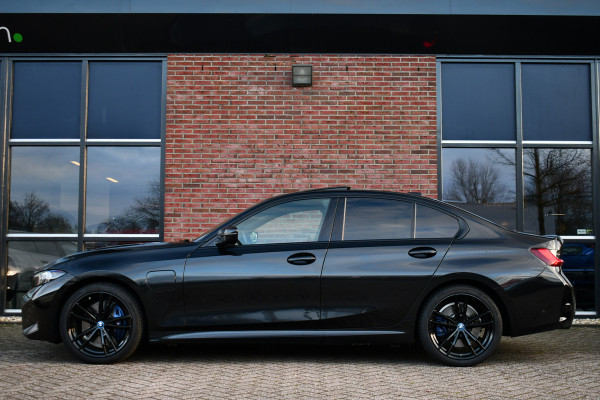 BMW 3-serie 330e xDrive M-Sport Pro Pano M-zetels ACC HUD 19inch El-klep
