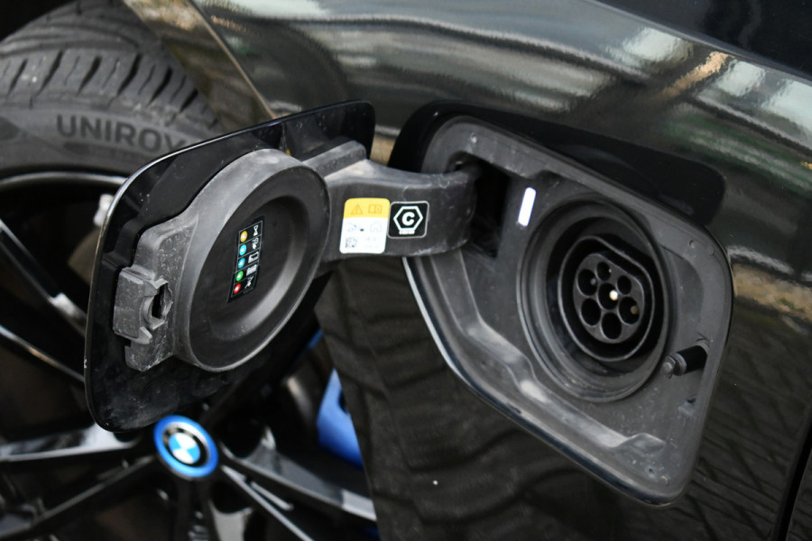 BMW 3-serie 330e xDrive M-Sport Pro Pano M-zetels ACC HUD 19inch El-klep