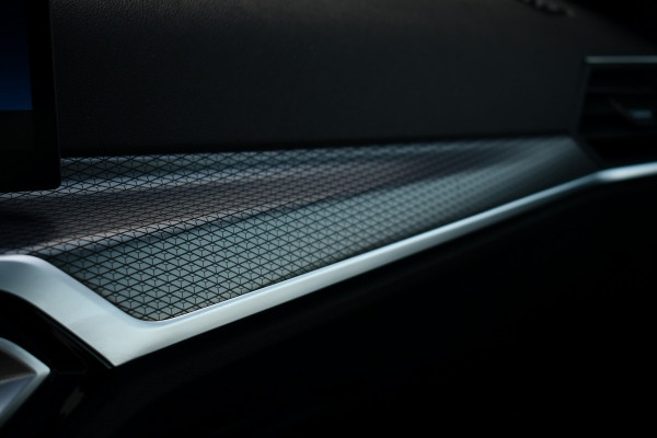 BMW 3-serie 330e xDrive M-Sport Pro Pano M-zetels ACC HUD 19inch El-klep