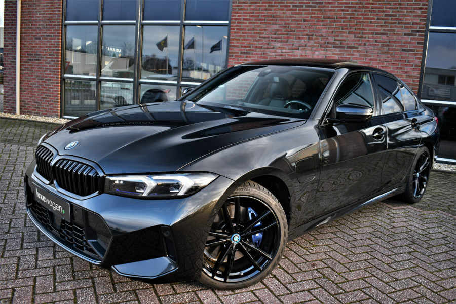 BMW 3-serie 330e xDrive M-Sport Pro Pano M-zetels ACC HUD 19inch El-klep