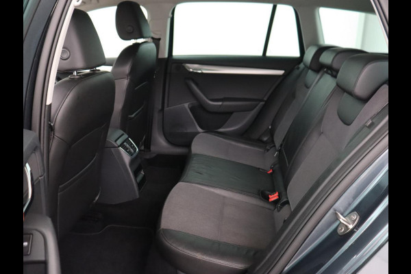 Škoda Octavia 1.0 TSI Ambition | Stoelverwarming | Trekhaak | Half leder | Carplay | Navigatie | DAB | Climate control | Cruise control | Parkeerhulp | Bluetooth