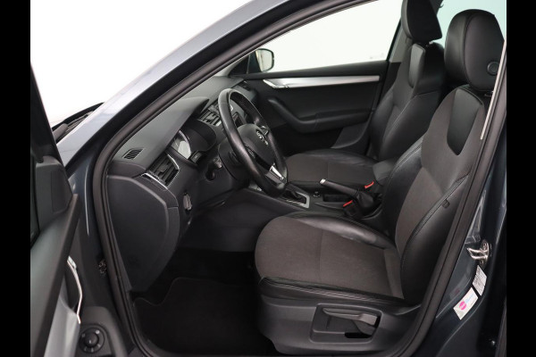 Škoda Octavia 1.0 TSI Ambition | Stoelverwarming | Trekhaak | Half leder | Carplay | Navigatie | DAB | Climate control | Cruise control | Parkeerhulp | Bluetooth