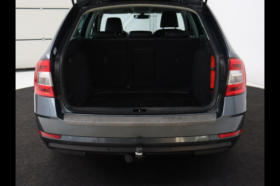 Škoda Octavia 1.0 TSI Ambition | Stoelverwarming | Trekhaak | Half leder | Carplay | Navigatie | DAB | Climate control | Cruise control | Parkeerhulp | Bluetooth