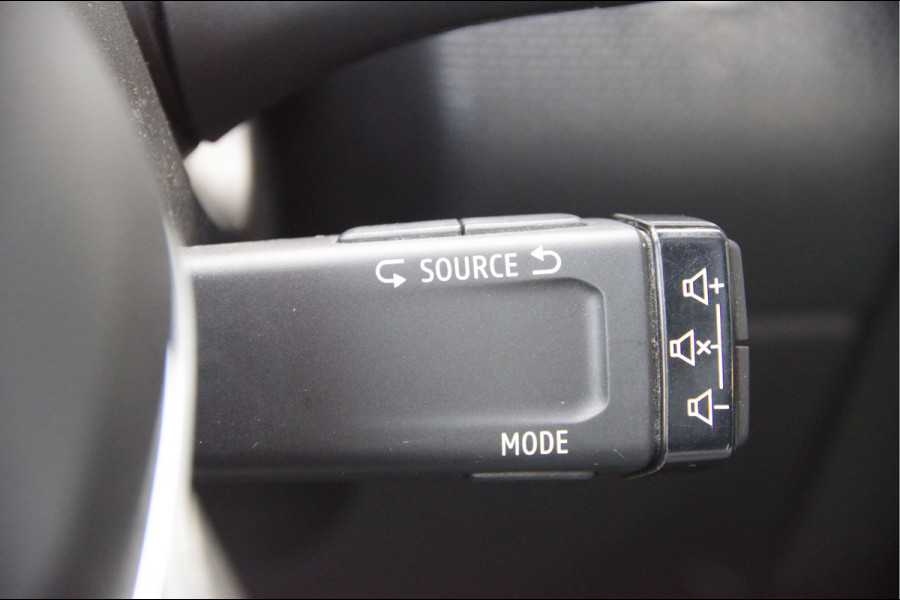 Renault Clio 1.3 TCe Initiale Paris 131PK AUT. LED, LEDER, KEYLESS, CAMERA, STOEL/STUURVERWARMING, NAVI, CRUISE, CLIMA