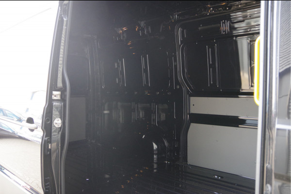 Volkswagen Crafter 35 2.0 TDI L3H3 177PK AUT. 2X SCHUIFDEUR, LED, TREKHAAK, STOELVERWARMING, CAMERA, NAVI, CRUISE, AIRCO, PARKEERSENSOREN, NIEUW!