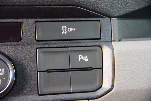 Volkswagen Crafter 35 2.0 TDI L3H3 177PK AUT. 2X SCHUIFDEUR, LED, TREKHAAK, STOELVERWARMING, CAMERA, NAVI, CRUISE, AIRCO, PARKEERSENSOREN, NIEUW!