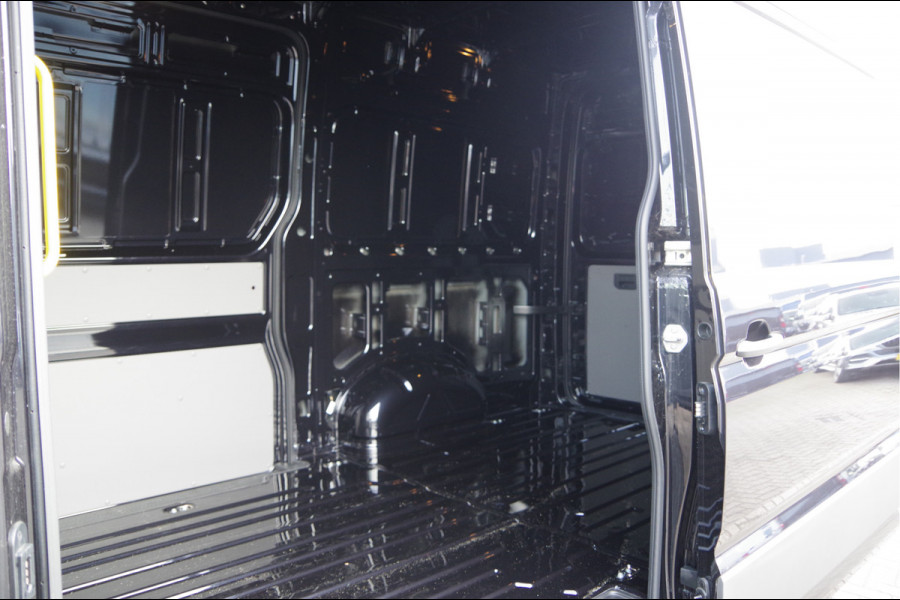 Volkswagen Crafter 35 2.0 TDI L3H3 177PK AUT. 2X SCHUIFDEUR, LED, TREKHAAK, STOELVERWARMING, CAMERA, NAVI, CRUISE, AIRCO, PARKEERSENSOREN, NIEUW!