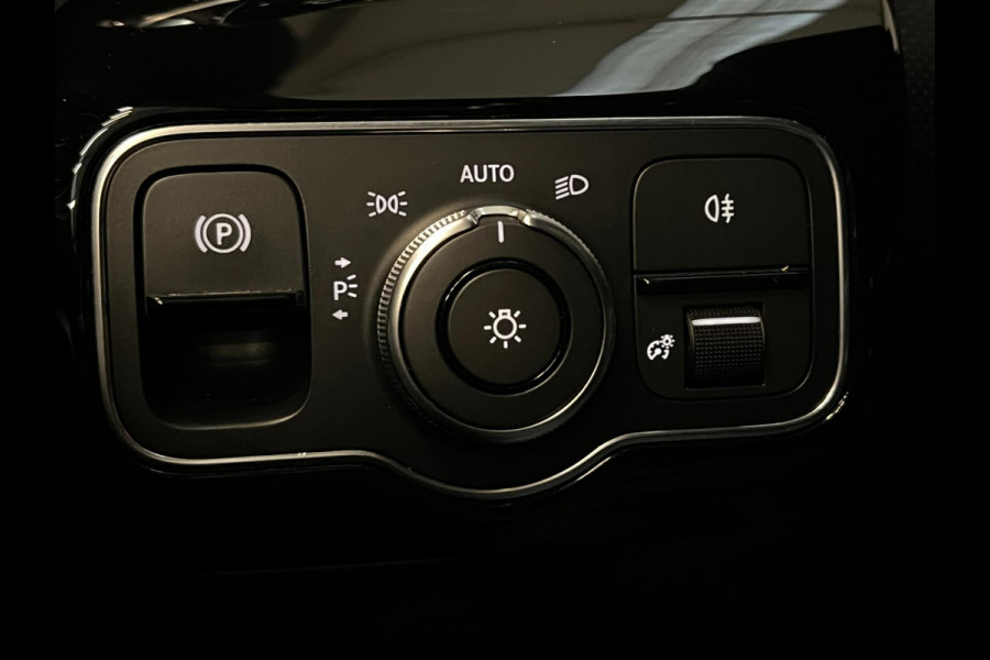 Mercedes-Benz A-Klasse 180d / AMG / Trekhaak / Stoelverwarming