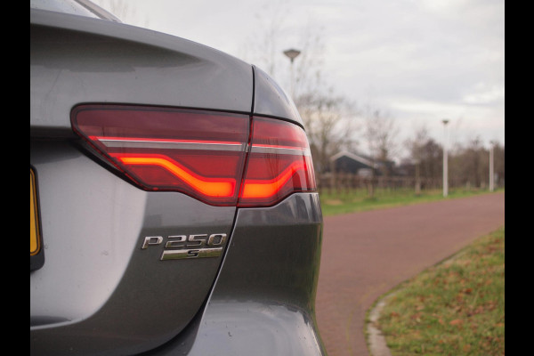 Jaguar XE 2.0 P250 HSE | R-Dynamic | Panoramadak | Camera | Apple Carplay | Cruise Control | Leer | Automaat |