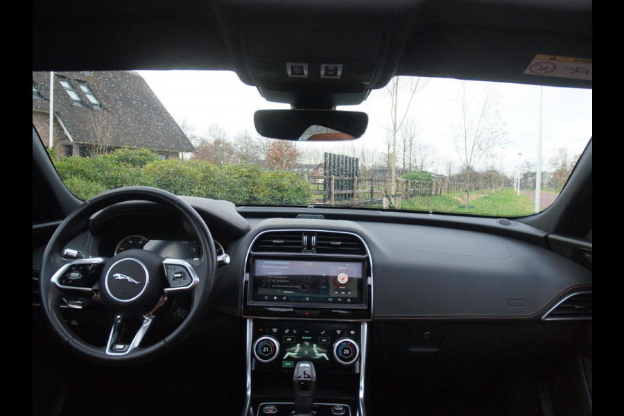 Jaguar XE 2.0 P250 HSE | R-Dynamic | Panoramadak | Camera | Apple Carplay | Cruise Control | Leer | Automaat |