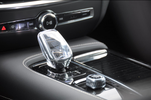 Volvo V60 T6 350PK Automaat AWD Plus Dark / Adaptive cruise control / Elektrische stoelen / Harman Kardon audio / Trekhaak / Pilot assist / BLIS / Stoel en stuur verwarming / Elektrische achterklep / Parkeersensoren met 360 camera / Google infotainment