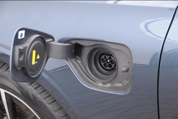 Volvo V60 T6 350PK Automaat AWD Plus Dark / Adaptive cruise control / Elektrische stoelen / Harman Kardon audio / Trekhaak / Pilot assist / BLIS / Stoel en stuur verwarming / Elektrische achterklep / Parkeersensoren met 360 camera / Google infotainment
