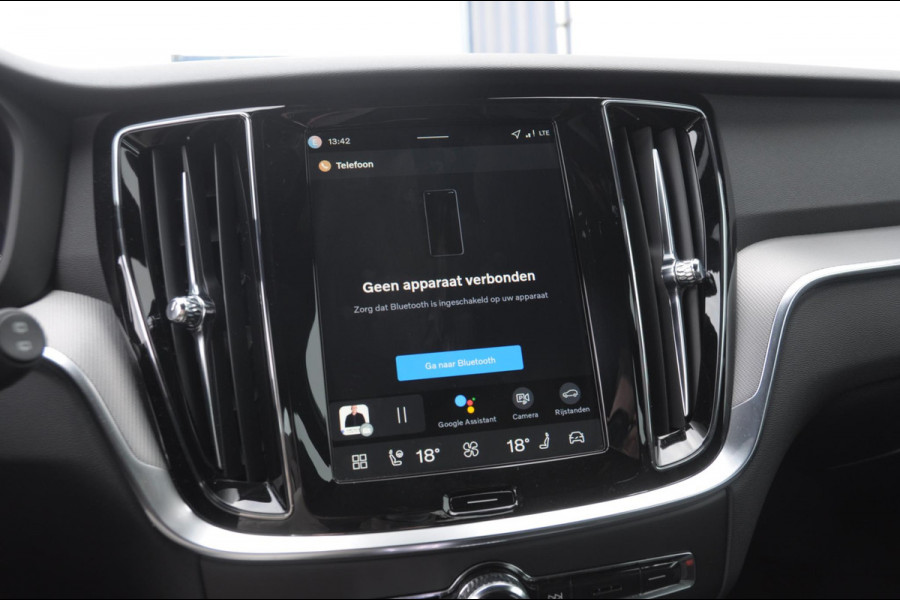 Volvo V60 T6 350PK Automaat AWD Plus Dark / Adaptive cruise control / Elektrische stoelen / Harman Kardon audio / Trekhaak / Pilot assist / BLIS / Stoel en stuur verwarming / Elektrische achterklep / Parkeersensoren met 360 camera / Google infotainment