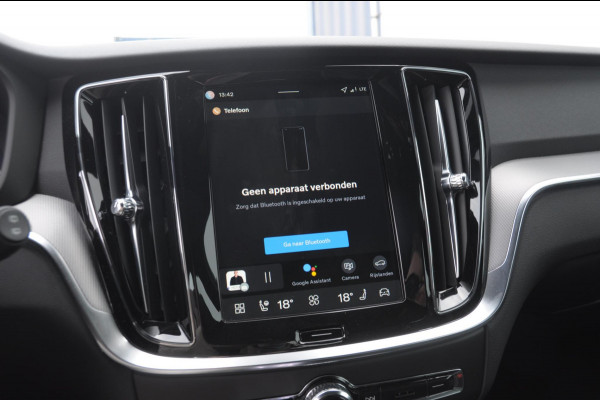 Volvo V60 T6 350PK Automaat AWD Plus Dark / Adaptive cruise control / Elektrische stoelen / Harman Kardon audio / Trekhaak / Pilot assist / BLIS / Stoel en stuur verwarming / Elektrische achterklep / Parkeersensoren met 360 camera / Google infotainment