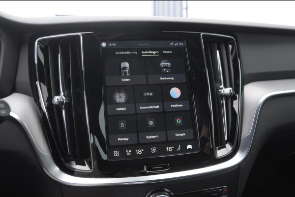 Volvo V60 T6 350PK Automaat AWD Plus Dark / Adaptive cruise control / Elektrische stoelen / Harman Kardon audio / Trekhaak / Pilot assist / BLIS / Stoel en stuur verwarming / Elektrische achterklep / Parkeersensoren met 360 camera / Google infotainment