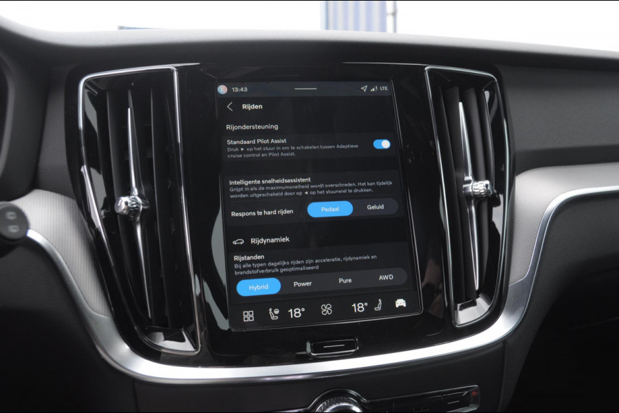 Volvo V60 T6 350PK Automaat AWD Plus Dark / Adaptive cruise control / Elektrische stoelen / Harman Kardon audio / Trekhaak / Pilot assist / BLIS / Stoel en stuur verwarming / Elektrische achterklep / Parkeersensoren met 360 camera / Google infotainment