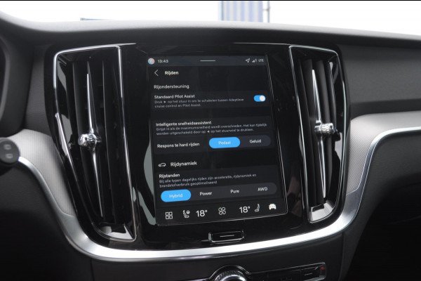 Volvo V60 T6 350PK Automaat AWD Plus Dark / Adaptive cruise control / Elektrische stoelen / Harman Kardon audio / Trekhaak / Pilot assist / BLIS / Stoel en stuur verwarming / Elektrische achterklep / Parkeersensoren met 360 camera / Google infotainment