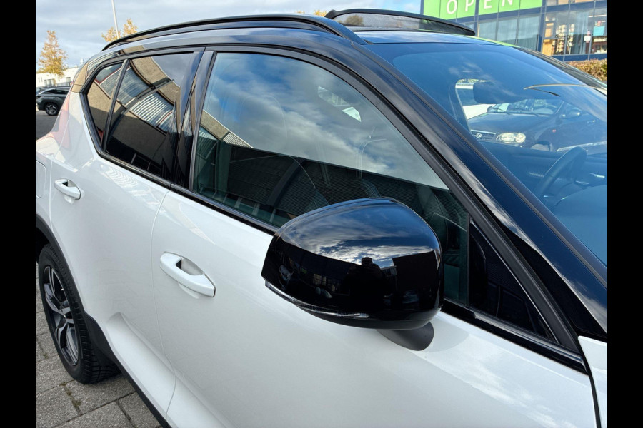 Volvo XC40 2.0 B3 R-Design | SkyRoof | Pilot Assist| Park Assist | 18" Lm-velgen | Two Tone Lak | Apple Carplay / Android Auto