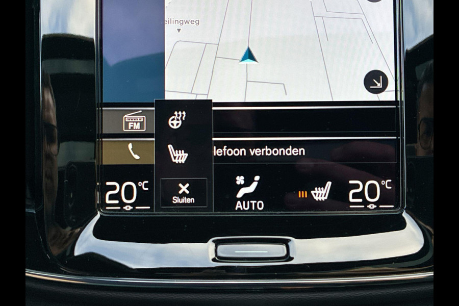 Volvo XC40 2.0 B3 R-Design | SkyRoof | Pilot Assist| Park Assist | 18" Lm-velgen | Two Tone Lak | Apple Carplay / Android Auto