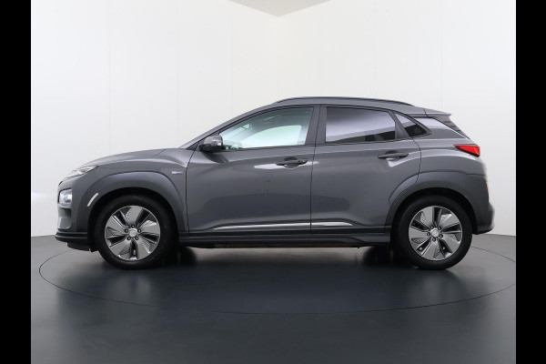 Hyundai Kona EV Premium 64 kWh SKY|VAN: €20.900,- VOOR: €18.877,- UW EINDEJAARSVOORDEEL: €2.023,-|  3-FASE| STOEL + STUURVERWARMING| STOEL VENTILATIE| AFN. TREKHAAK| DODE HOEK | CAMERA| HEAD-UP DISPLAY| PANO|