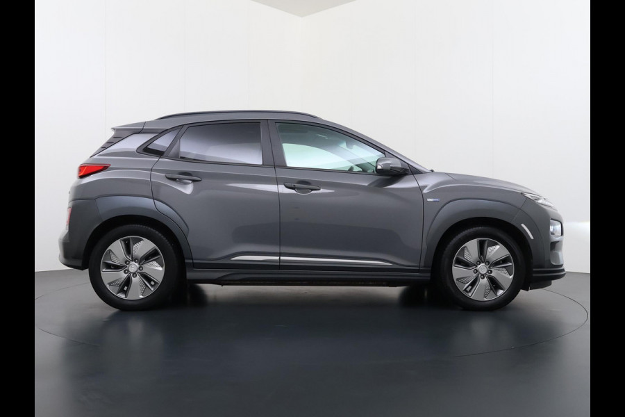 Hyundai Kona EV Premium 64 kWh SKY|VAN: €20.900,- VOOR: €18.877,- UW EINDEJAARSVOORDEEL: €2.023,-|  3-FASE| STOEL + STUURVERWARMING| STOEL VENTILATIE| AFN. TREKHAAK| DODE HOEK | CAMERA| HEAD-UP DISPLAY| PANO|