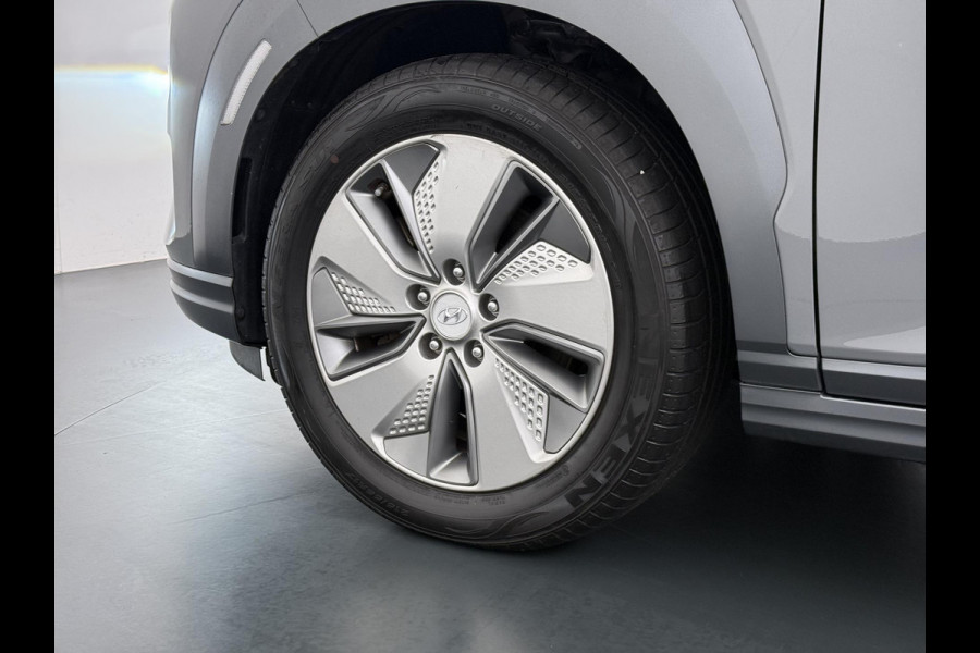 Hyundai Kona EV Premium 64 kWh SKY|VAN: €20.900,- VOOR: €18.877,- UW EINDEJAARSVOORDEEL: €2.023,-|  3-FASE| STOEL + STUURVERWARMING| STOEL VENTILATIE| AFN. TREKHAAK| DODE HOEK | CAMERA| HEAD-UP DISPLAY| PANO|