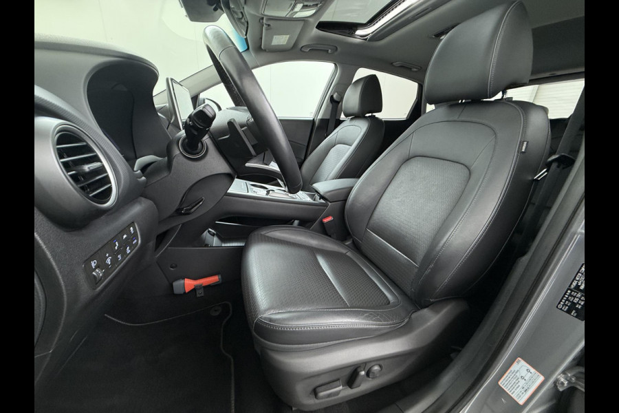 Hyundai Kona EV Premium 64 kWh SKY|VAN: €20.900,- VOOR: €18.877,- UW EINDEJAARSVOORDEEL: €2.023,-|  3-FASE| STOEL + STUURVERWARMING| STOEL VENTILATIE| AFN. TREKHAAK| DODE HOEK | CAMERA| HEAD-UP DISPLAY| PANO|
