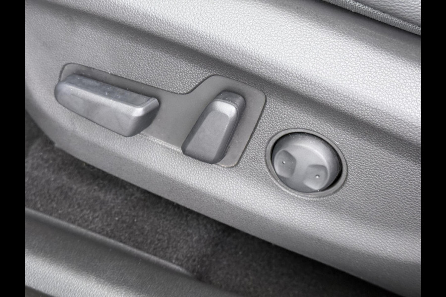 Hyundai Kona EV Premium 64 kWh SKY|VAN: €20.900,- VOOR: €18.877,- UW EINDEJAARSVOORDEEL: €2.023,-|  3-FASE| STOEL + STUURVERWARMING| STOEL VENTILATIE| AFN. TREKHAAK| DODE HOEK | CAMERA| HEAD-UP DISPLAY| PANO|