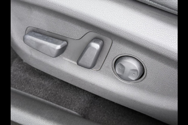 Hyundai Kona EV Premium 64 kWh SKY|VAN: €20.900,- VOOR: €18.877,- UW EINDEJAARSVOORDEEL: €2.023,-|  3-FASE| STOEL + STUURVERWARMING| STOEL VENTILATIE| AFN. TREKHAAK| DODE HOEK | CAMERA| HEAD-UP DISPLAY| PANO|