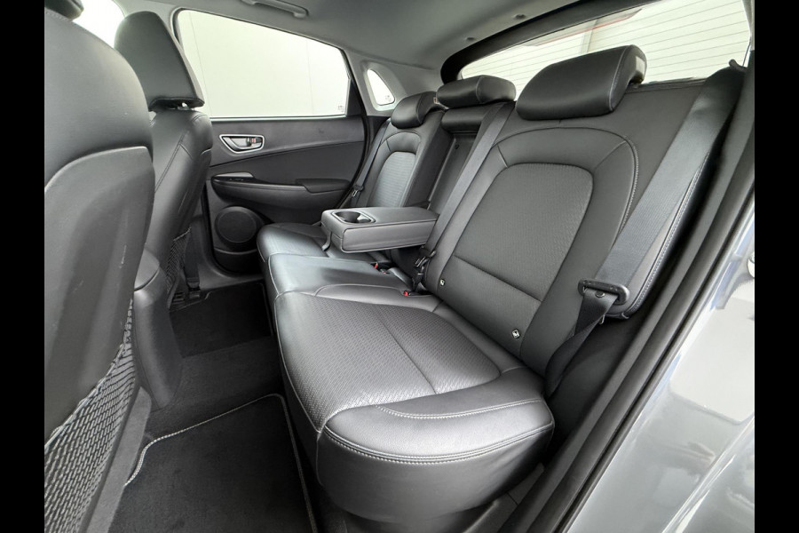 Hyundai Kona EV Premium 64 kWh SKY|VAN: €20.900,- VOOR: €18.877,- UW EINDEJAARSVOORDEEL: €2.023,-|  3-FASE| STOEL + STUURVERWARMING| STOEL VENTILATIE| AFN. TREKHAAK| DODE HOEK | CAMERA| HEAD-UP DISPLAY| PANO|