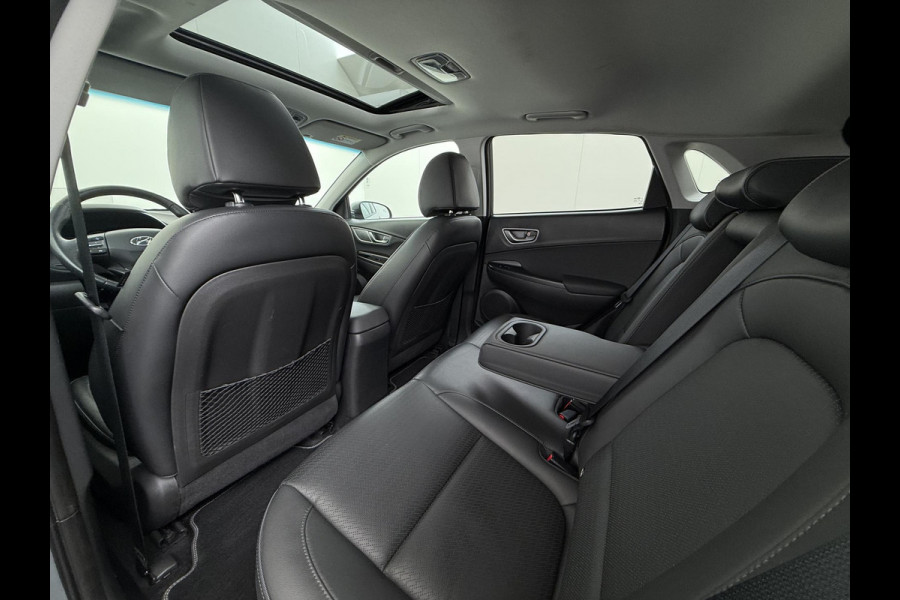 Hyundai Kona EV Premium 64 kWh SKY|VAN: €20.900,- VOOR: €18.877,- UW EINDEJAARSVOORDEEL: €2.023,-|  3-FASE| STOEL + STUURVERWARMING| STOEL VENTILATIE| AFN. TREKHAAK| DODE HOEK | CAMERA| HEAD-UP DISPLAY| PANO|