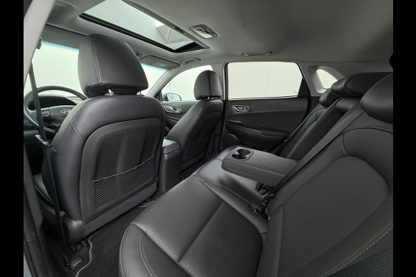 Hyundai Kona EV Premium 64 kWh SKY|VAN: €20.900,- VOOR: €18.877,- UW EINDEJAARSVOORDEEL: €2.023,-|  3-FASE| STOEL + STUURVERWARMING| STOEL VENTILATIE| AFN. TREKHAAK| DODE HOEK | CAMERA| HEAD-UP DISPLAY| PANO|