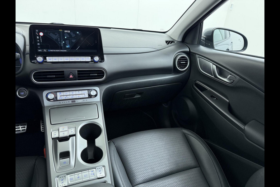 Hyundai Kona EV Premium 64 kWh SKY|VAN: €20.900,- VOOR: €18.877,- UW EINDEJAARSVOORDEEL: €2.023,-|  3-FASE| STOEL + STUURVERWARMING| STOEL VENTILATIE| AFN. TREKHAAK| DODE HOEK | CAMERA| HEAD-UP DISPLAY| PANO|