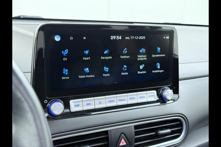 Hyundai Kona EV Premium 64 kWh SKY|VAN: €20.900,- VOOR: €18.877,- UW EINDEJAARSVOORDEEL: €2.023,-|  3-FASE| STOEL + STUURVERWARMING| STOEL VENTILATIE| AFN. TREKHAAK| DODE HOEK | CAMERA| HEAD-UP DISPLAY| PANO|