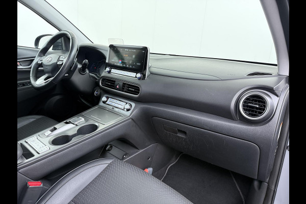 Hyundai Kona EV Premium 64 kWh SKY|VAN: €20.900,- VOOR: €18.877,- UW EINDEJAARSVOORDEEL: €2.023,-|  3-FASE| STOEL + STUURVERWARMING| STOEL VENTILATIE| AFN. TREKHAAK| DODE HOEK | CAMERA| HEAD-UP DISPLAY| PANO|