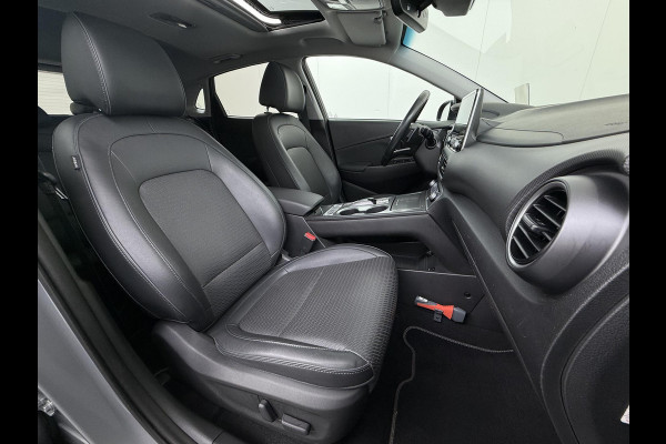 Hyundai Kona EV Premium 64 kWh SKY|VAN: €20.900,- VOOR: €18.877,- UW EINDEJAARSVOORDEEL: €2.023,-|  3-FASE| STOEL + STUURVERWARMING| STOEL VENTILATIE| AFN. TREKHAAK| DODE HOEK | CAMERA| HEAD-UP DISPLAY| PANO|