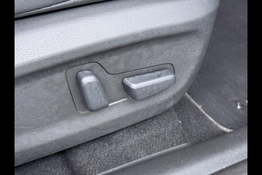 Hyundai Kona EV Premium 64 kWh SKY|VAN: €20.900,- VOOR: €18.877,- UW EINDEJAARSVOORDEEL: €2.023,-|  3-FASE| STOEL + STUURVERWARMING| STOEL VENTILATIE| AFN. TREKHAAK| DODE HOEK | CAMERA| HEAD-UP DISPLAY| PANO|