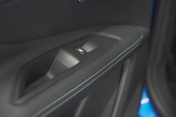 Peugeot 3008 PureTech 130 EAT8 Allure | Camera | Dodehoekdetectie | Navigatie | Apple Carplay | Parkeersensoren