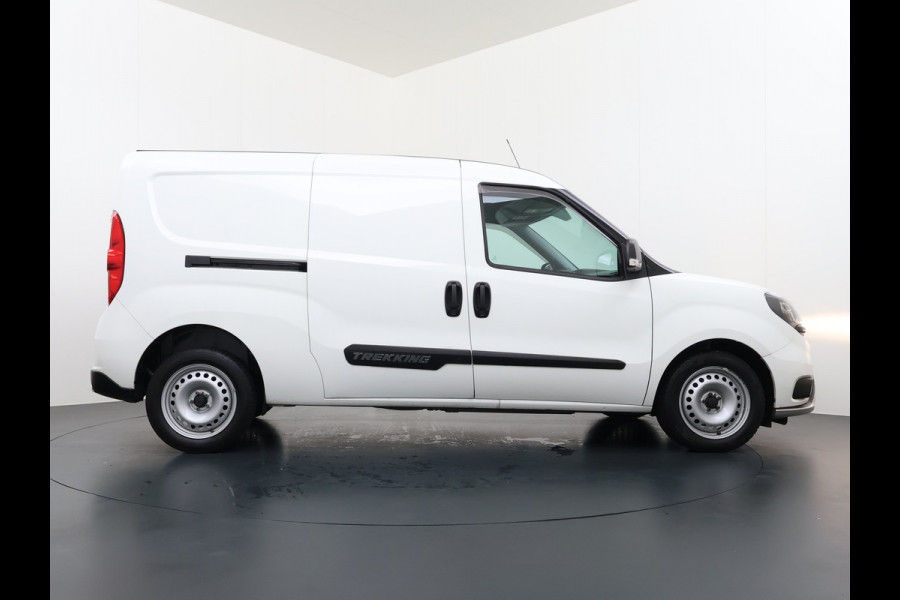 Fiat Doblò Cargo Trekking 1.6JTD 105PK L2H1 3-Peroons Airco Navi* Apple Carplay Android Auto Bluetooth S Trekking Euro 6 Betonplex Vloer Wandbetimmering Schuifdeur Origineel Nederlandse Auto 984kg laadvermogen! 1300kg trekvermogen!