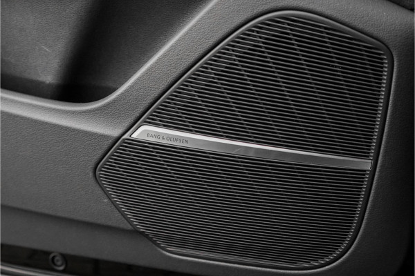 Audi Q8 4.0 TFSI RS Q8 Quattro Dynamic+ Keramisch Pano B&O Trekhaak Alcantara 23"