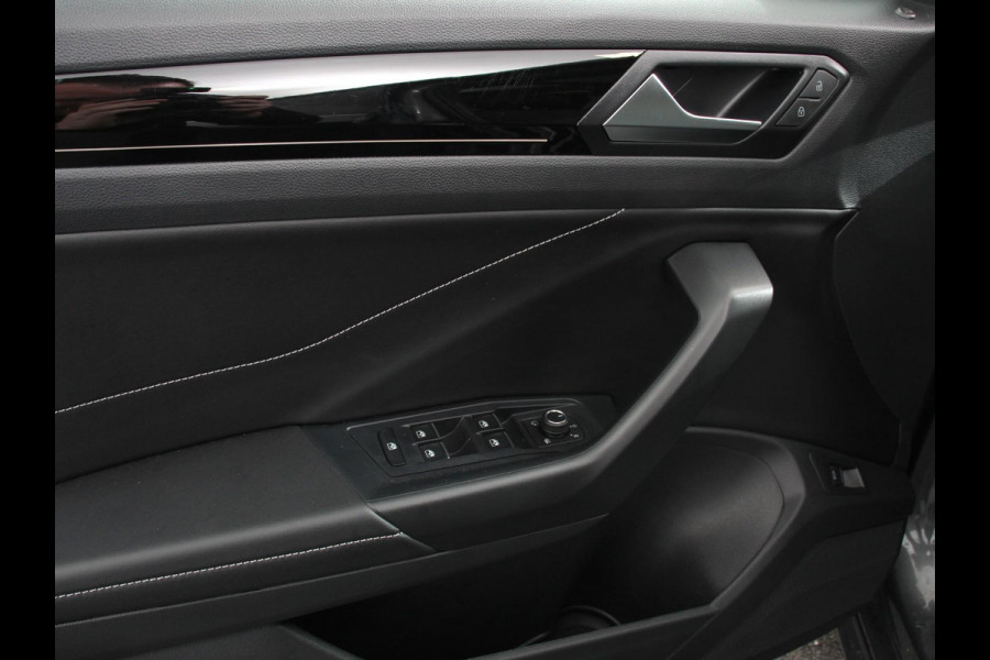 Volkswagen T-Roc 1.5 TSI DSG R-Line Edition Black Pack | Panorama dak | Climate Control | Adaptive Cruise Control | Camera | Navigatie | Apple Carplay/Android Auto