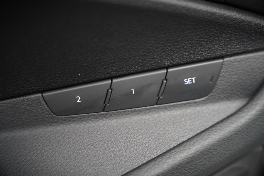 Audi e-tron e-tron 50 quattro Launch edition plus 71 kWh | Black Edition | Panoramadak | Memory Seats | Luchtvering | Adaptive Cruise Control | Keyless | Matrix LED | Leder | Stoelverwarming | NAP |