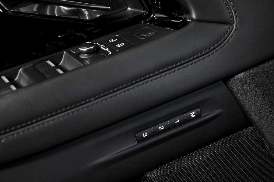 Land Rover Range Rover Evoque 1.5 P300e AWD R-Dynamic HSE - Automaat | Pano | Dig. Cockpit | Adapt. Cruise | Elek. Stoel | Stoelverw. | Meridian Sound | PDC | Camera | NAV + App. Connect | ECC | DAB | Elek. Klep | LM 20" |