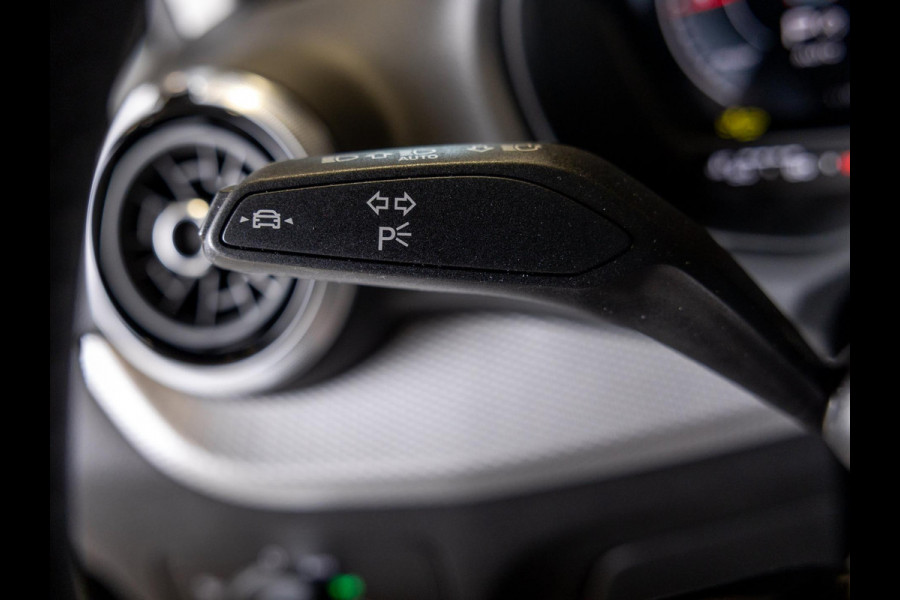 Audi Q2 35 TFSI S Edition / 150pk / Leder / Stoelverwarming / Keyless entry / Matrix LED / Adaptieve cruise control /