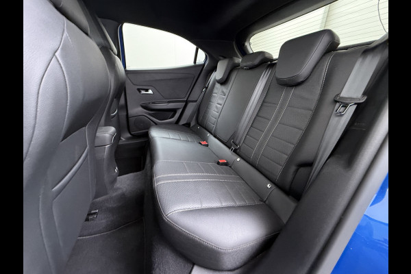 Opel Mokka-e Ultimate 50kWh Leer-Stoel+Massage Adap.Cruise Warmtepomp LED-Matrix Navi Ecc 360°CameraTwo-Tone Lak Apple Carplay Android Auto SOH 91% Keyless Stuur-Stoelverwarming Lmv 18" Lane Assist DAB+ Regen-Lichtsensor Zeer compleet! € 42.000 nieuw! Slechts 1498kg licht!!!