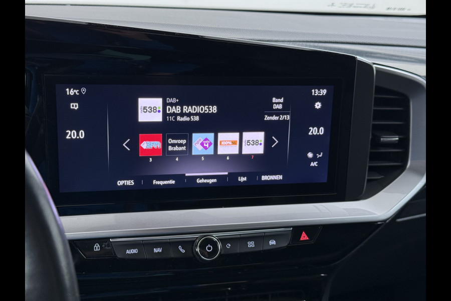 Opel Mokka-e Ultimate 50kWh Leer-Stoel+Massage Adap.Cruise Warmtepomp LED-Matrix Navi Ecc 360°CameraTwo-Tone Lak Apple Carplay Android Auto SOH 91% Keyless Stuur-Stoelverwarming Lmv 18" Lane Assist DAB+ Regen-Lichtsensor Zeer compleet! € 42.000 nieuw! Slechts 1498kg licht!!!